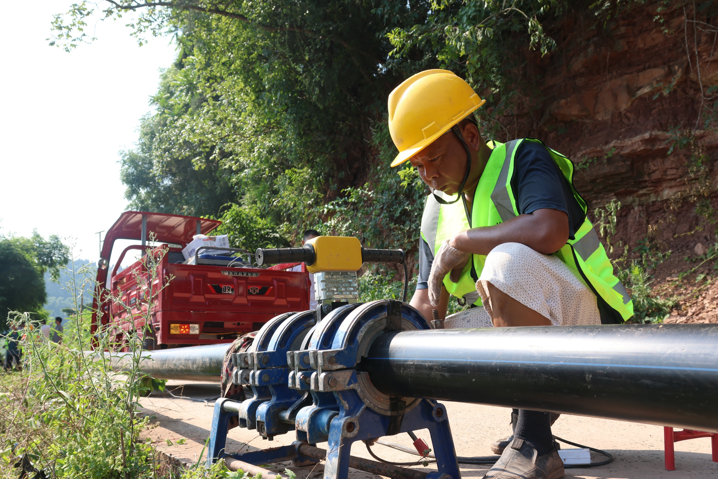安居區(qū)加快推進(jìn)農(nóng)村供水整村入戶(hù)工作 萬(wàn)戶(hù)村民迎“飲水新篇”